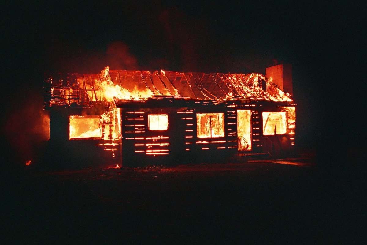 Двое пенсионеров сгорели в собственном доме в Воскресенском районе