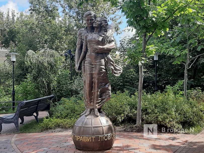 Миром правит любовь: новая скульптура появилась на Почаинском бульваре в Нижнем Новгороде - фото 1