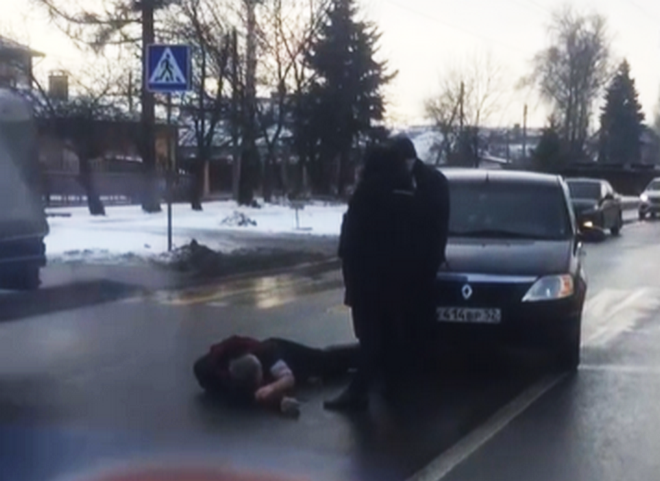 Пожилого мужчину сбил водитель Renault на пешеходном переходе на улице Полярной - фото 1