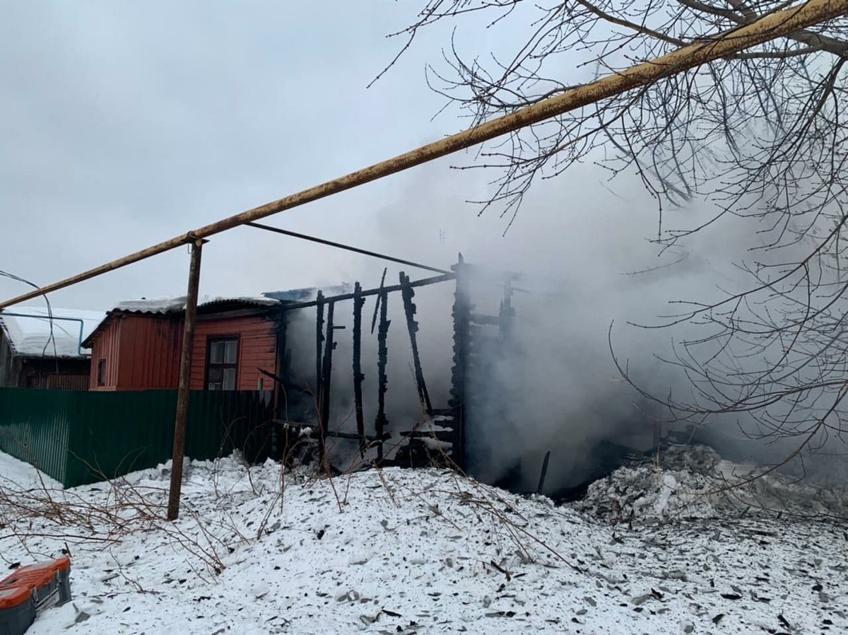 Трехэтажный дом сгорел в Володарском районе