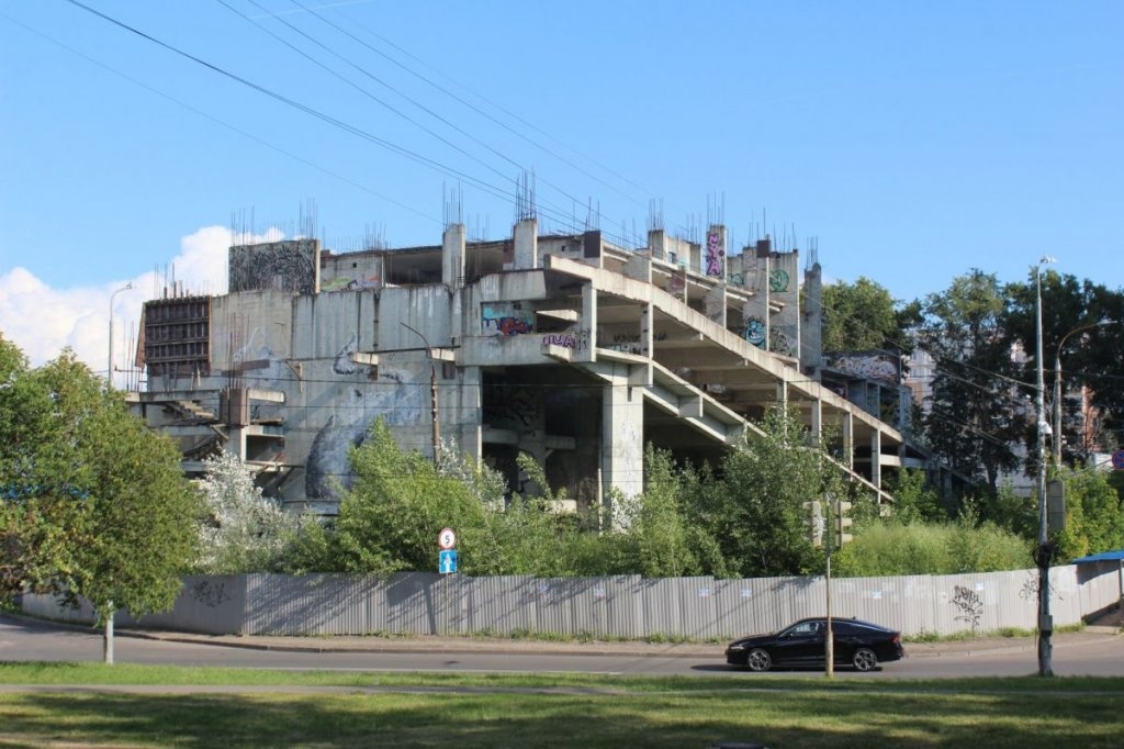 Опубликованы фото недостроенных парковок и ТЦ в Нижнем Новгороде - фото 2