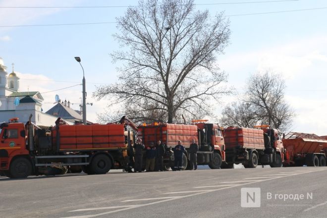 Шли Крестным ходом и ели гигантский кулич: как прошла Пасха в Нижнем Новгороде — фоторепортаж - фото 16