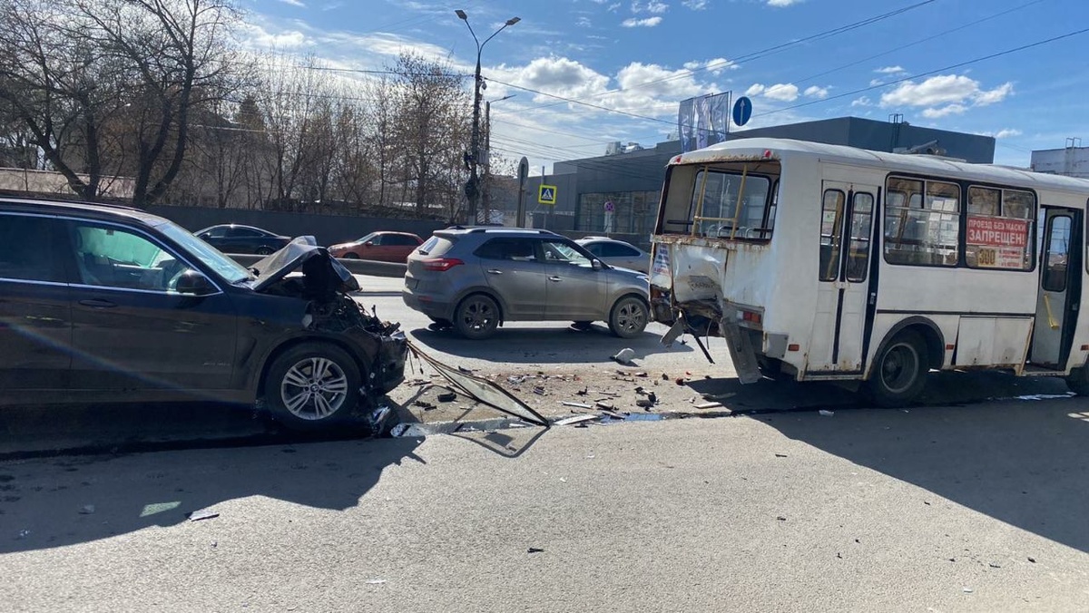Восемь человек пострадали в аварии с рейсовым автобусом в Ленинском районе - фото 1