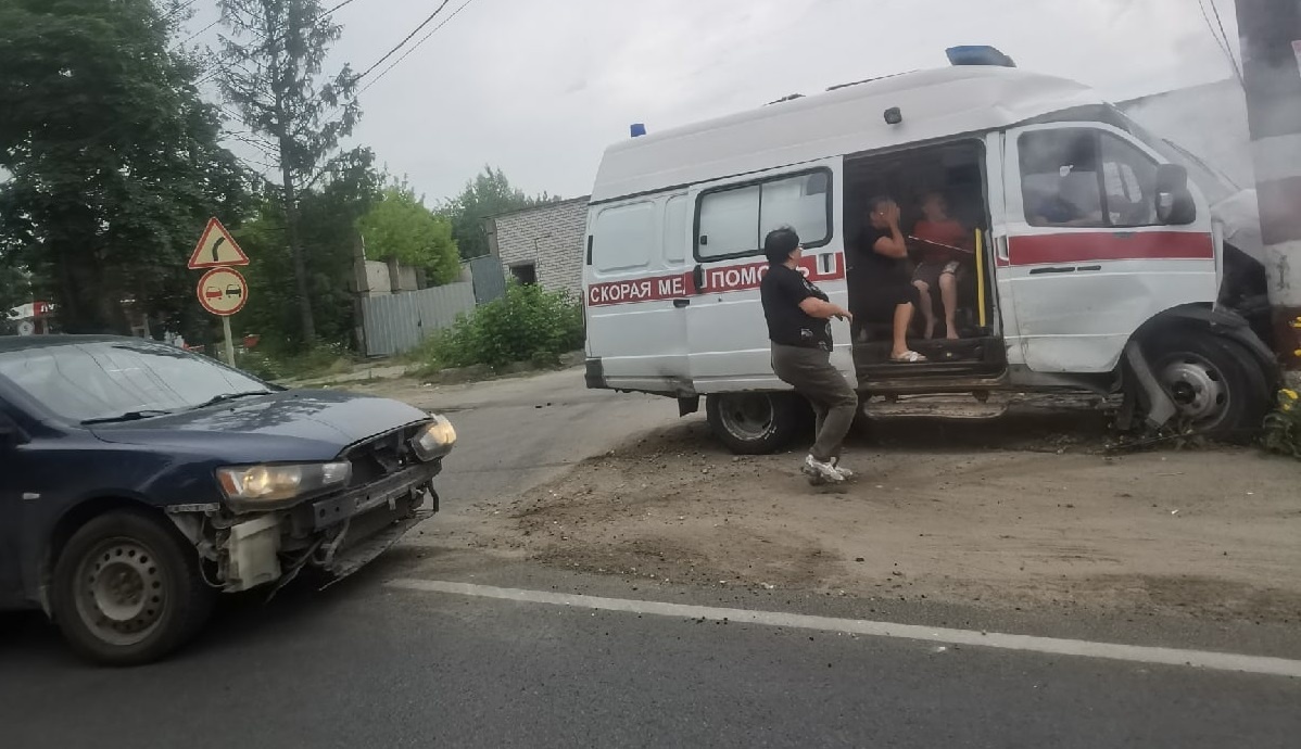 Стали известны подробности ДТП с машиной скорой помощи на Бору