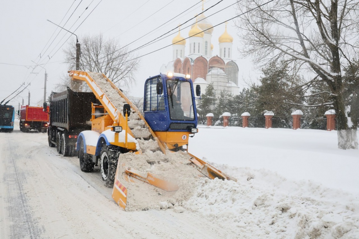 80 единиц техники убирают снег в Дзержинске - фото 1