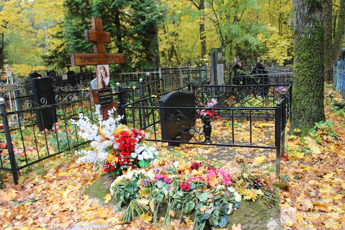 Огромные памятники и скромные кресты: показываем, как выглядят могилы известных нижегородских политиков - фото 19