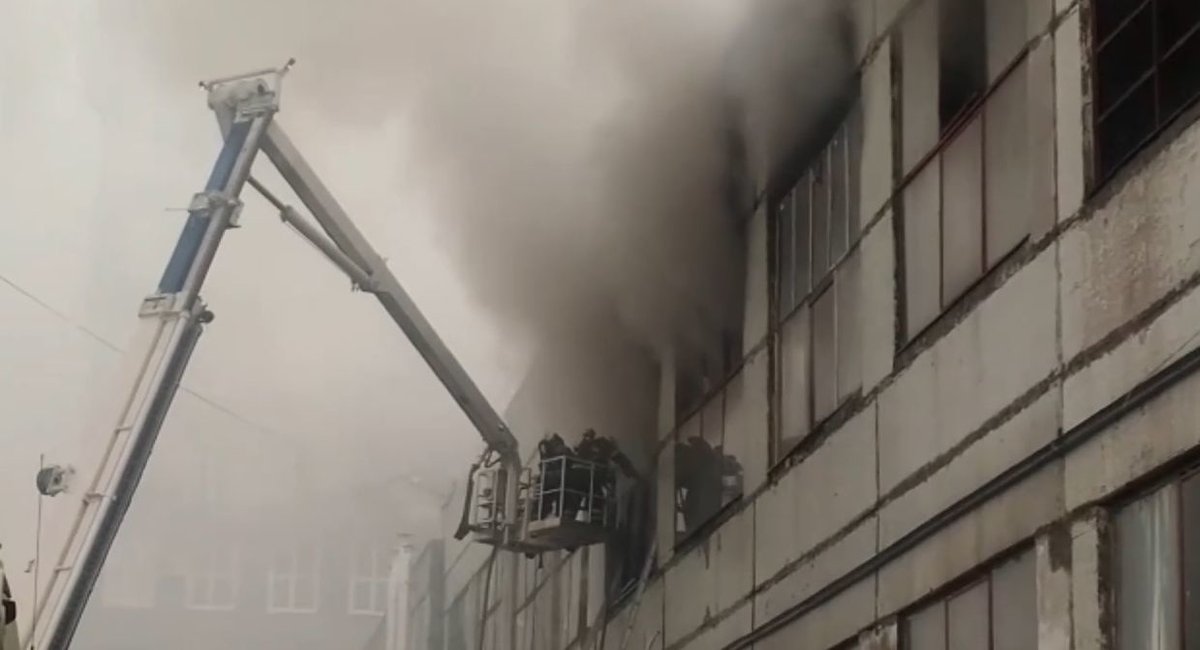 Крупный пожар вспыхнул в здании на улице Интернациональной - фото 1