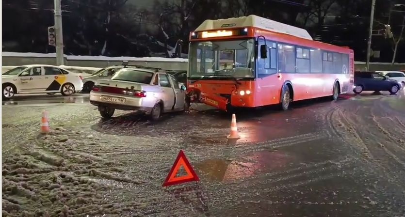 Автобус и легковушка столкнулись в Нижнем Новгороде: есть пострадавший - фото 1