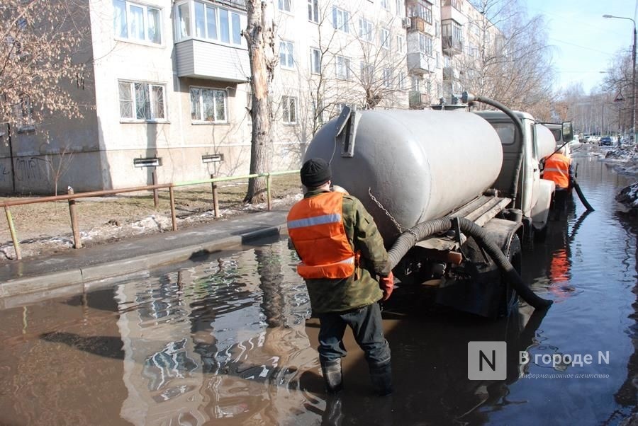Воду с подтопленных улиц откачивают в Нижнем Новгороде