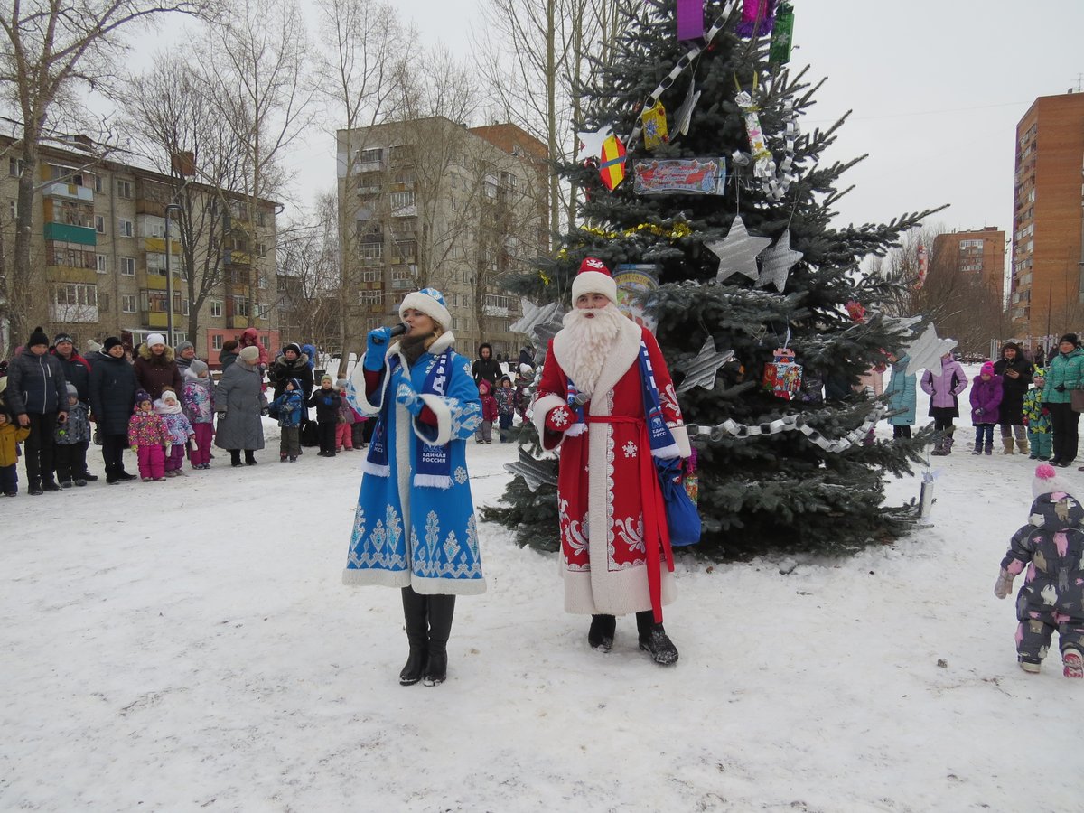В сквере на улице Прыгунова установили новогоднюю елку - фото 1