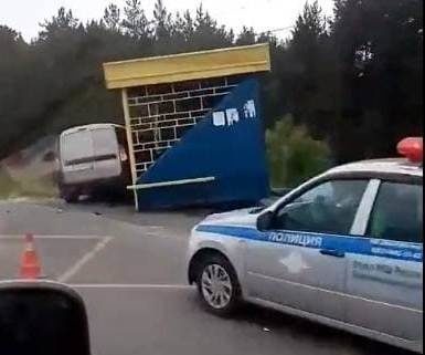 Автомобиль влетел в остановку в Балахнинском районе: двое пострадали - фото 1