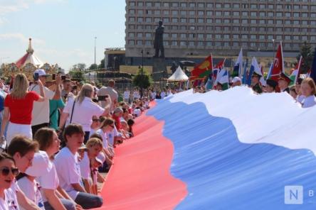 100-метровый триколор растянули в Нижнем Новгороде в День России