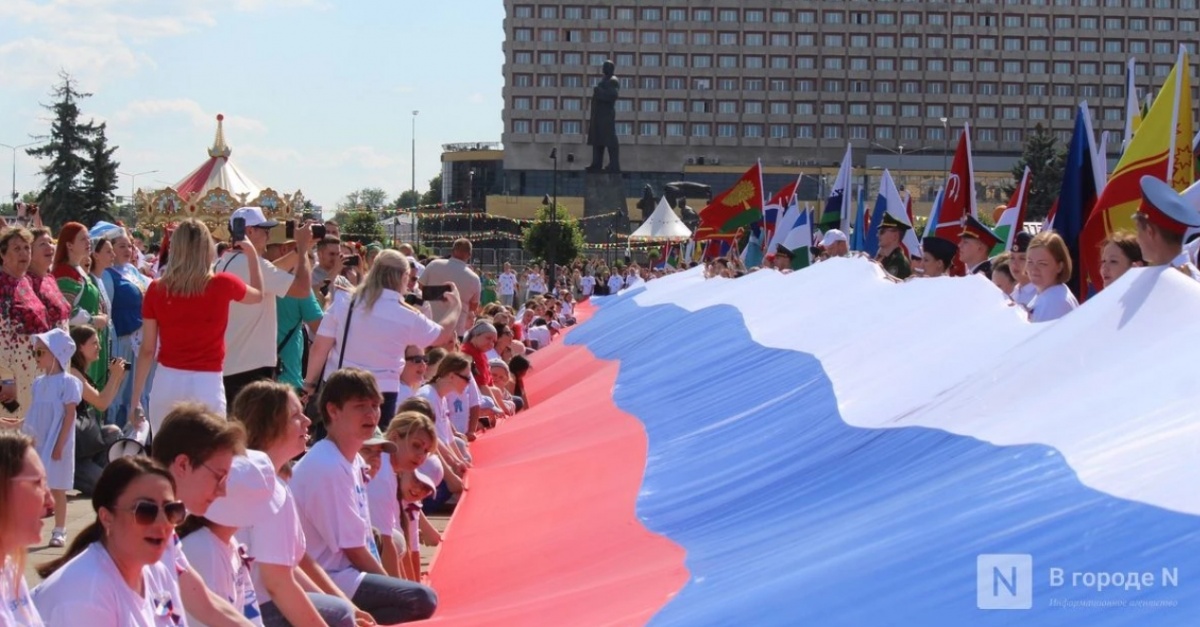 100-метровый триколор растянули в Нижнем Новгороде в День России - фото 1