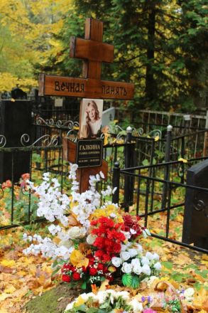 Огромные памятники и скромные кресты: показываем, как выглядят могилы известных нижегородских политиков - фото 23