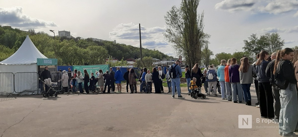 Огромная очередь выстроилась 9 Мая перед Парком Победы в Нижнем Новгороде - фото 1