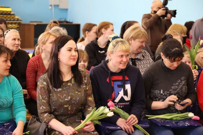Беженок из Донбасса поздравили с 8 марта росгвардейцы - фото 2