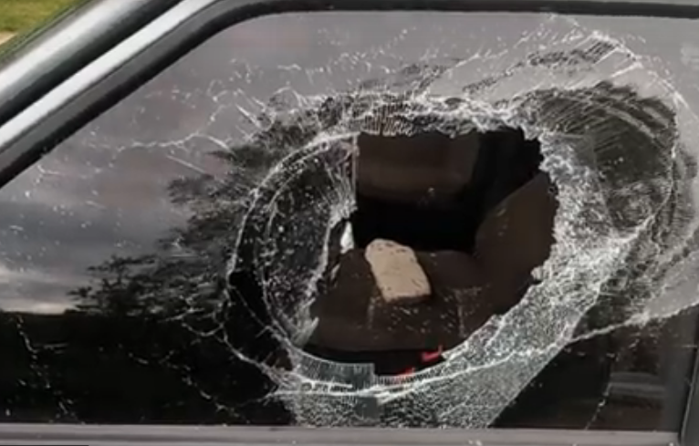 Девяти машинам разбили стекла на улице Пирогова в Дзержинске - фото 1