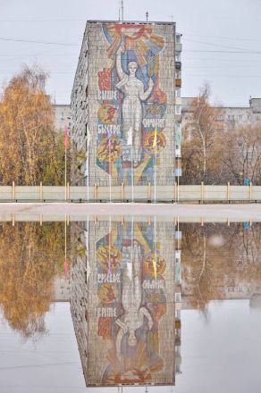 Знаменитое панно &laquo;Быстрее, выше, сильнее&raquo; восстановили в Нижнем Новгороде  - фото 3