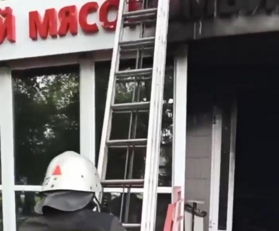 Пожар случился в мясном магазине на улице Львовской в Нижнем Новгороде - фото 1