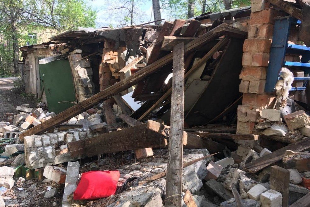 Один из подростков, на которых упала кирпичная стена в Нижнем Новгороде, все еще больнице - фото 1