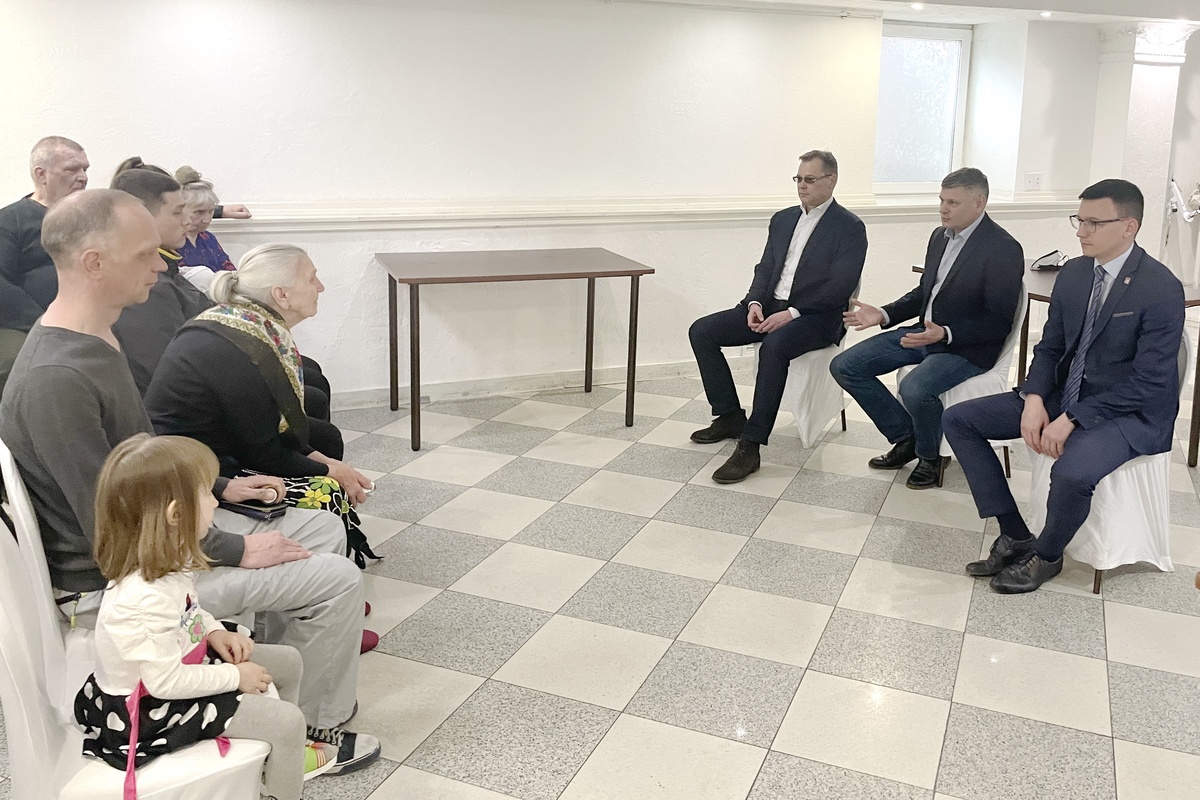 Владимир Беспалов и Александр Тимофеев встретились с вынужденными переселенцами из Донбасса - фото 1