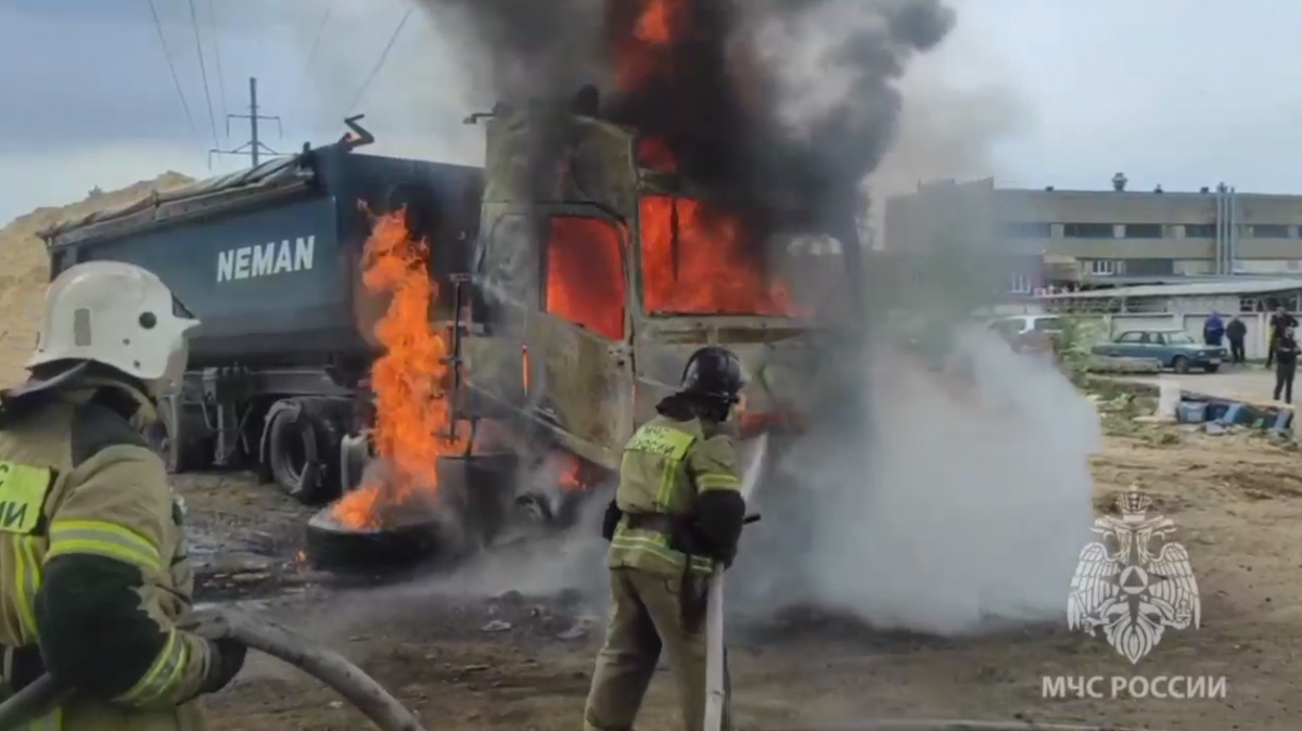 Большегруз сгорел в промзоне в Нижнем Новгороде - фото 1