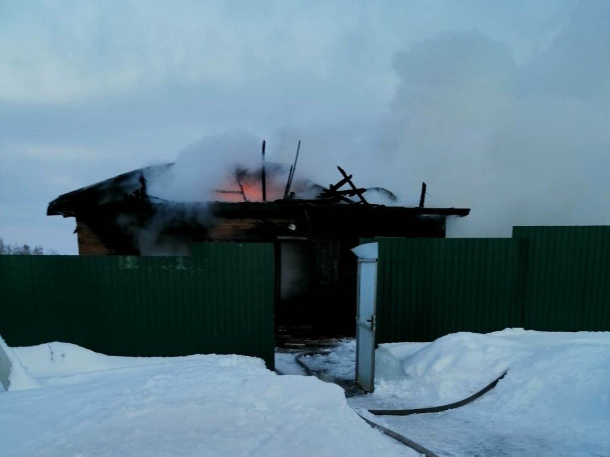 Жилой дом загорелся в деревне Богородского района - фото 1