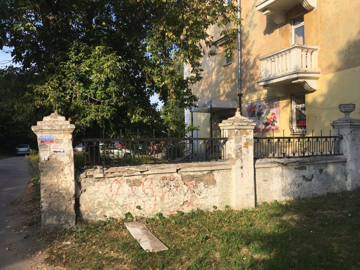 Нижегородцев просят обратиться в ДУК для ремонта старинной ограды на Чаадаева - фото 1