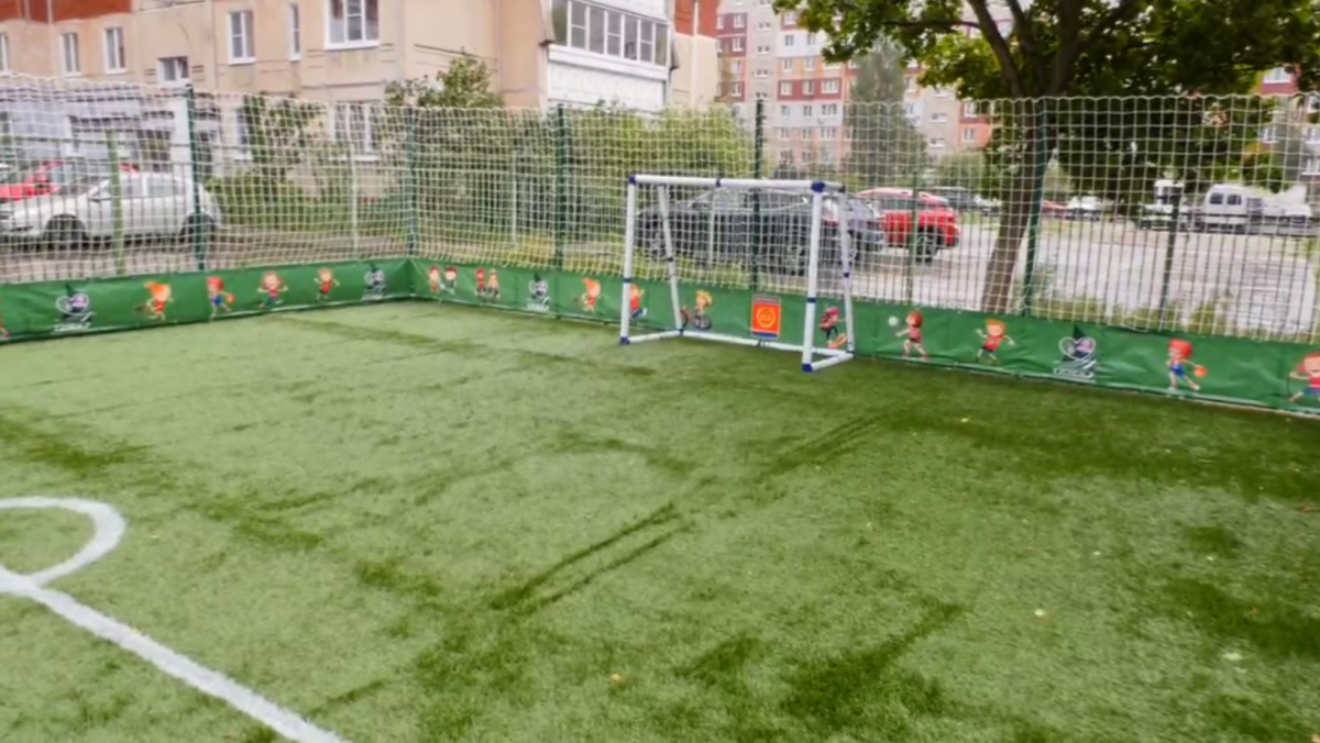 В Дзержинске открыли еще две мини-футбольные площадки в детских садах - фото 1