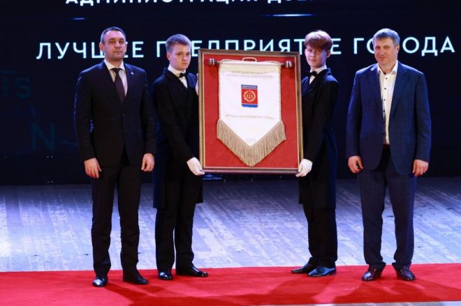 Завод имени Свердлова получил Почетный штандарт главы Дзержинска - фото 1