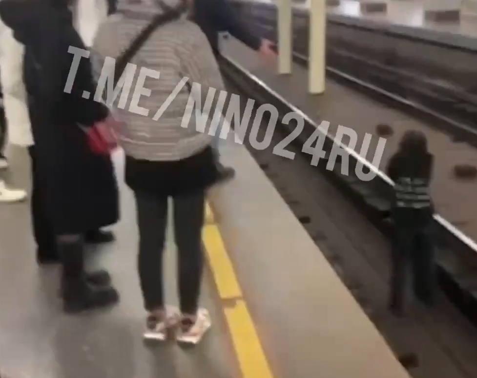 Пассажирка нижегородского метро спустилась на рельсы в ожидании поезда - фото 1