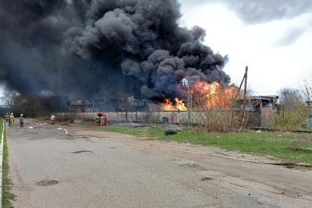 Инспекторы Росприроднадзора взяли пробы воздуха на месте пожара в промзоне Дзержинска