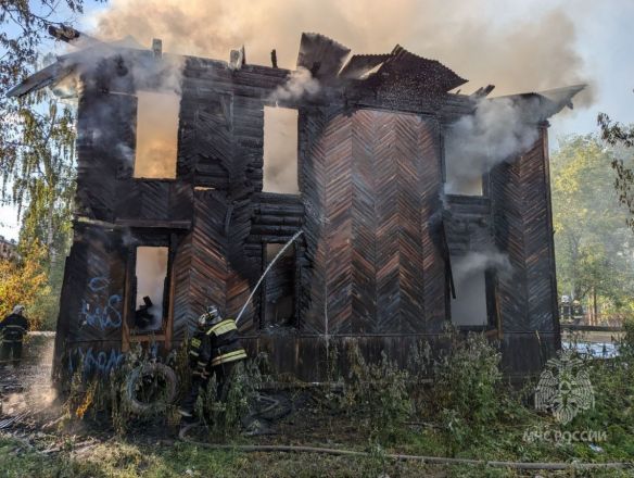 Двухэтажный расселенный дом сгорел в Нижнем Новгороде - фото 2