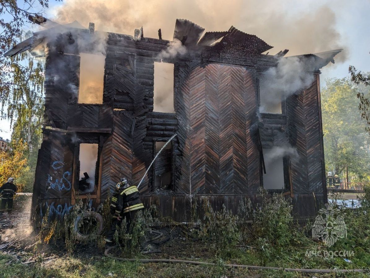 Двухэтажный расселенный дом сгорел в Нижнем Новгороде