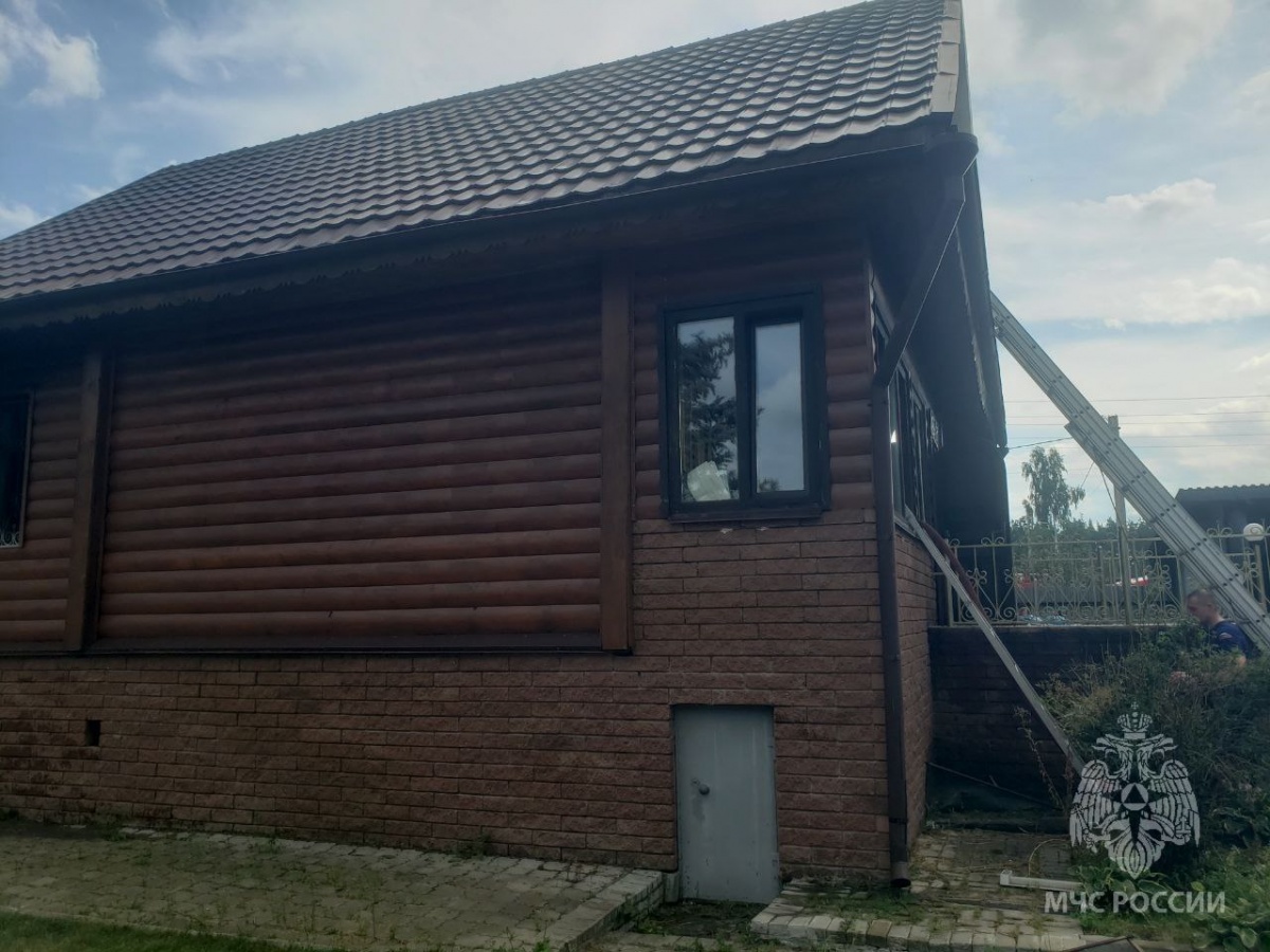 Озвучены подробности пожара в доме в Дзержинске, на котором погибли мать и сын - фото 1