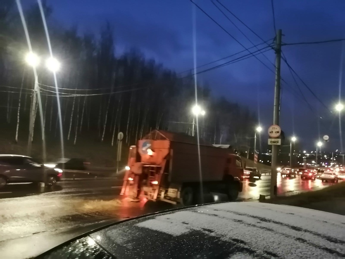 Мосты и съезды в Нижнем Новгороде начали посыпать песко-соляной смесью  - фото 1