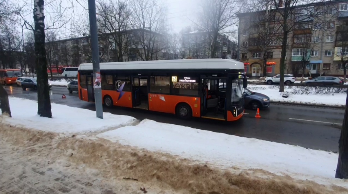 Женщина упала в нижегородском электробусе при торможении - фото 1