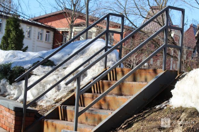 Ржавые урны и разбитая плитка: как пережили зиму знаковые места Нижнего Новгорода - фото 30