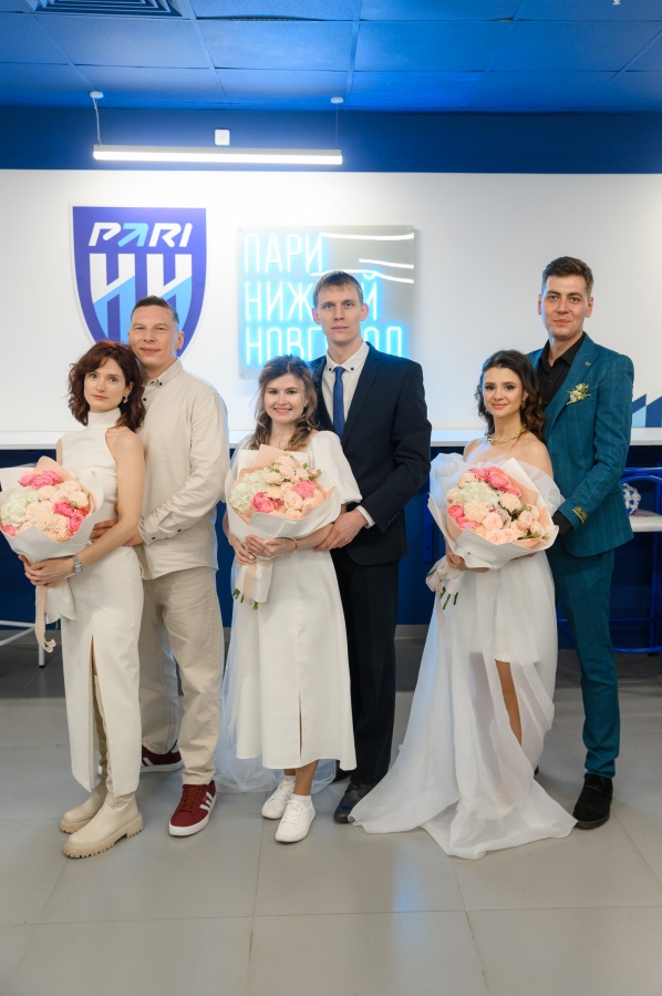 Три пары поженились на футбольном матче в Нижнем Новгороде - фото 1