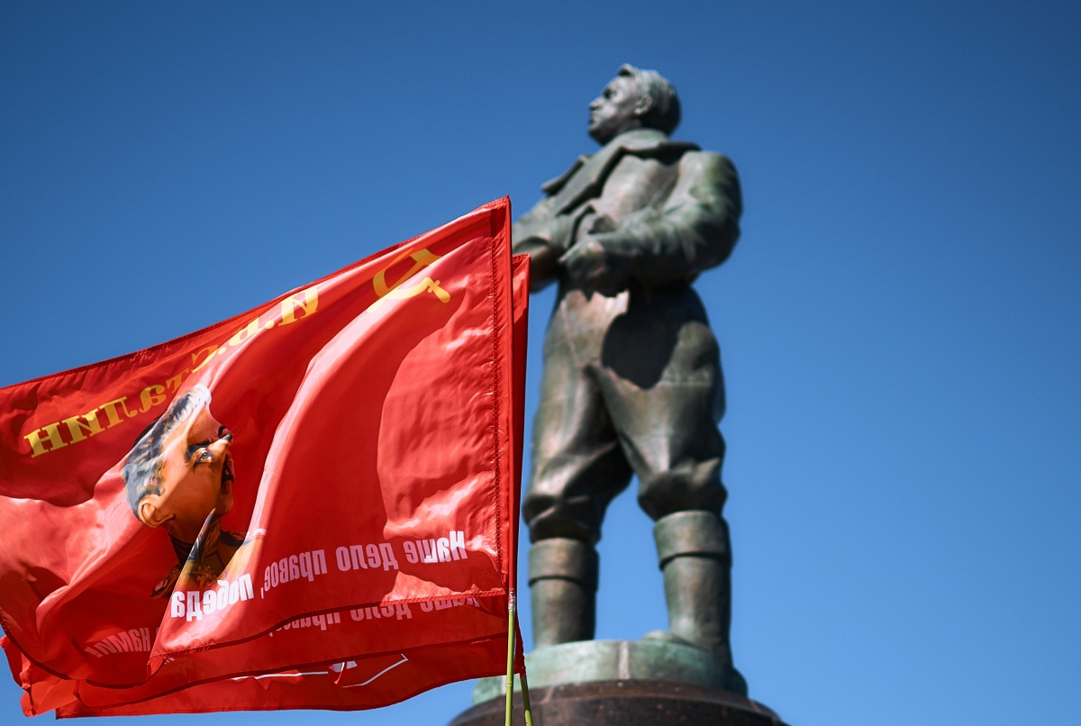 КПРФ добилась восстановления надписи на памятнике Чкалову в Нижнем Новгороде - фото 2