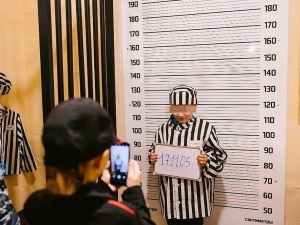 Полицейских проверяют из-за фото детей в тюремных робах