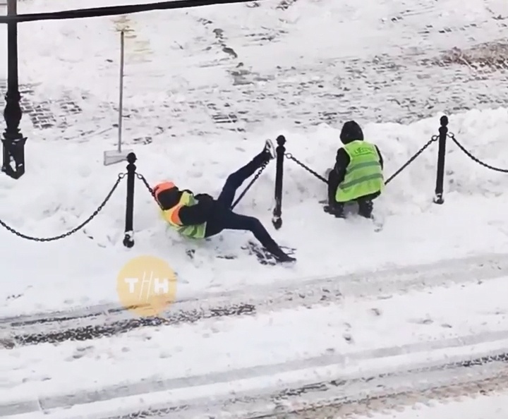 Покачались над снегом: коммунальщики устроили себе развлечение на улице Рождественской