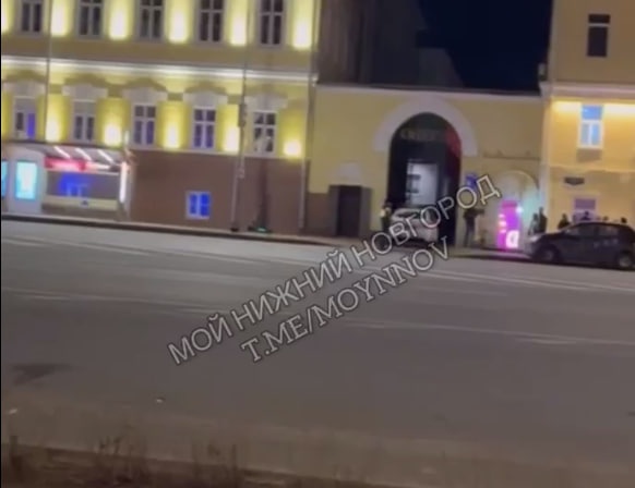 Остановку оцепили на площади Минина в Нижнем Новгороде - фото 1