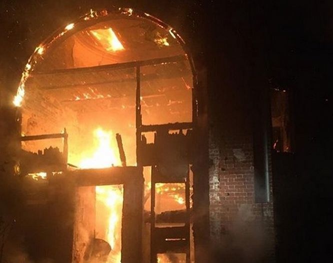 Охотничий домик Баташевых сгорел ночью в Выксе - фото 1