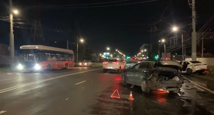 Три человека пострадали в жестком ДТП в Нижнем Новгороде - фото 1