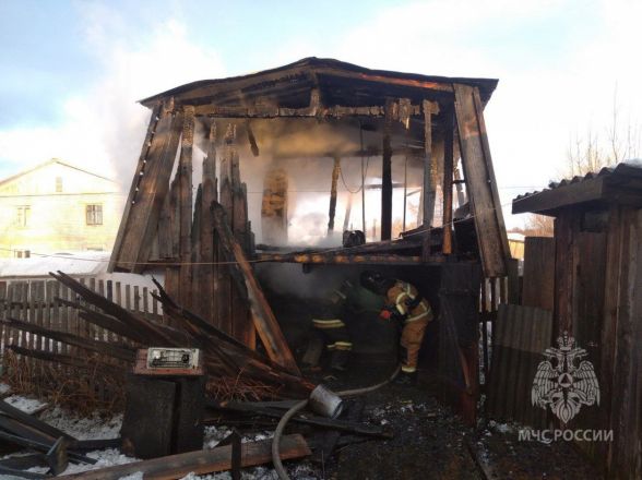 Пожарные около часа тушили горящую баню в Тоншаевском округе - фото 1