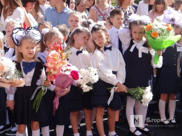 Две женщины упали в обморок на линейке в нижегородской школе №74 - фото 1