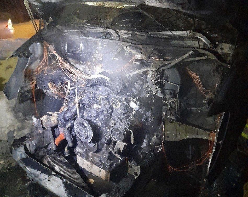 Автомобиль загорелся во дворе жилого дома в Дзержинске