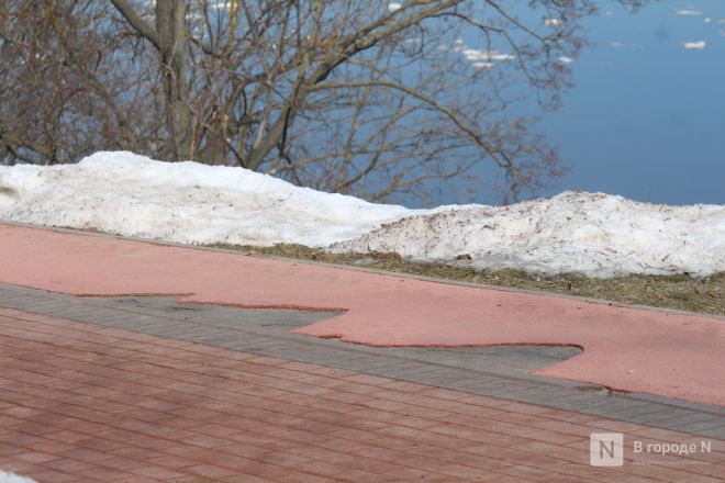 Трещит по швам: как выглядит центр Нижнего Новгорода после аномальной зимы — фоторепортаж - фото 94