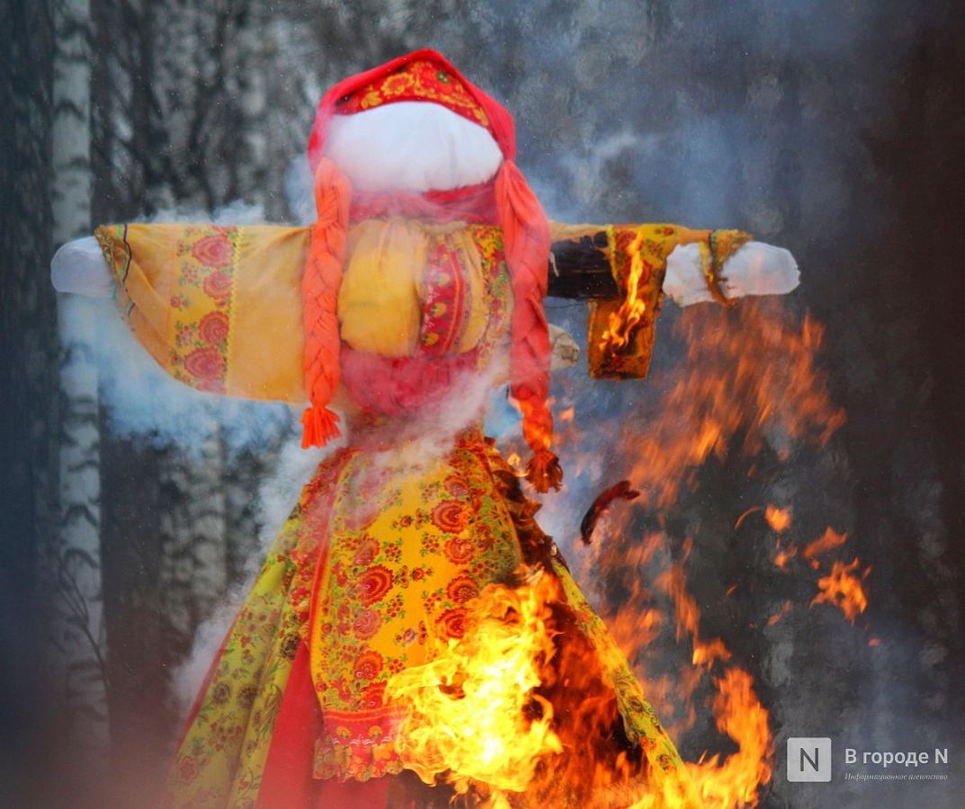 До 400 000 рублей: нижегородцам напомнили о штрафах за сжигание чучела - фото 1